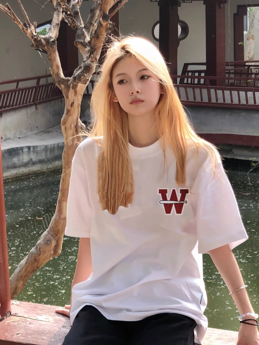 白Tシャツ レディース イニシャルロゴ入りベーシックTシャツ