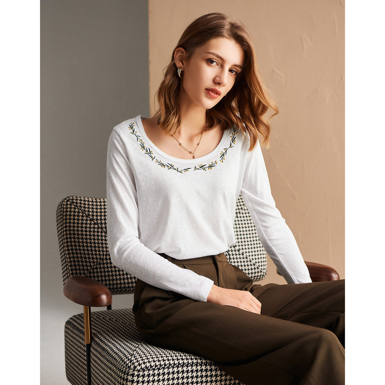 白Tシャツ 花草刺繍ネックライン長袖丸首カットソー