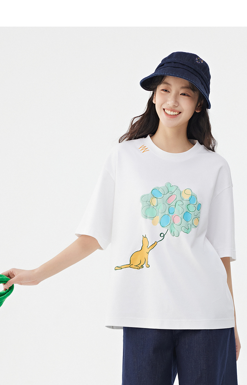 白Tシャツ ねこと風船 ゆったりシルエット