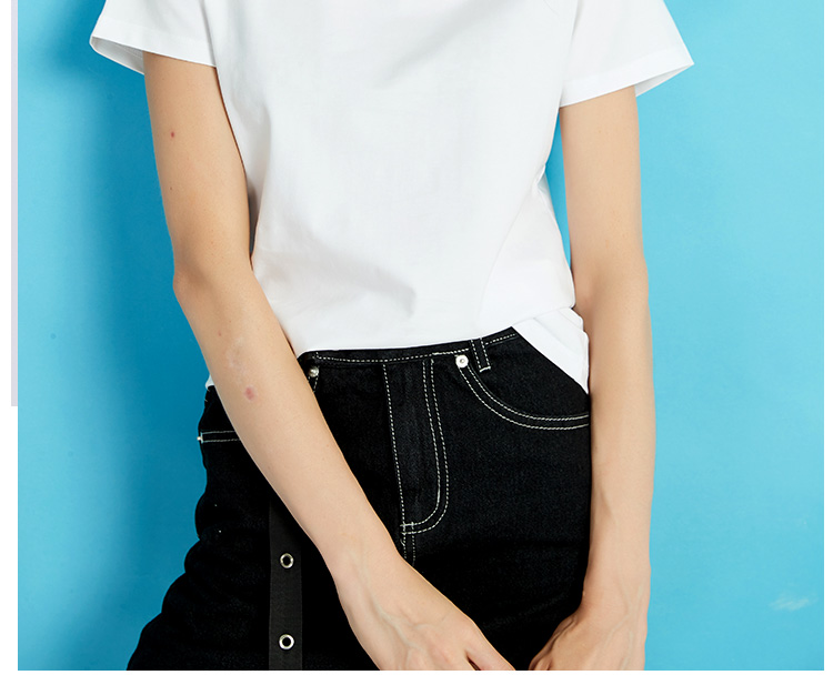 白Tシャツ すっきり着こなし基本の一枚