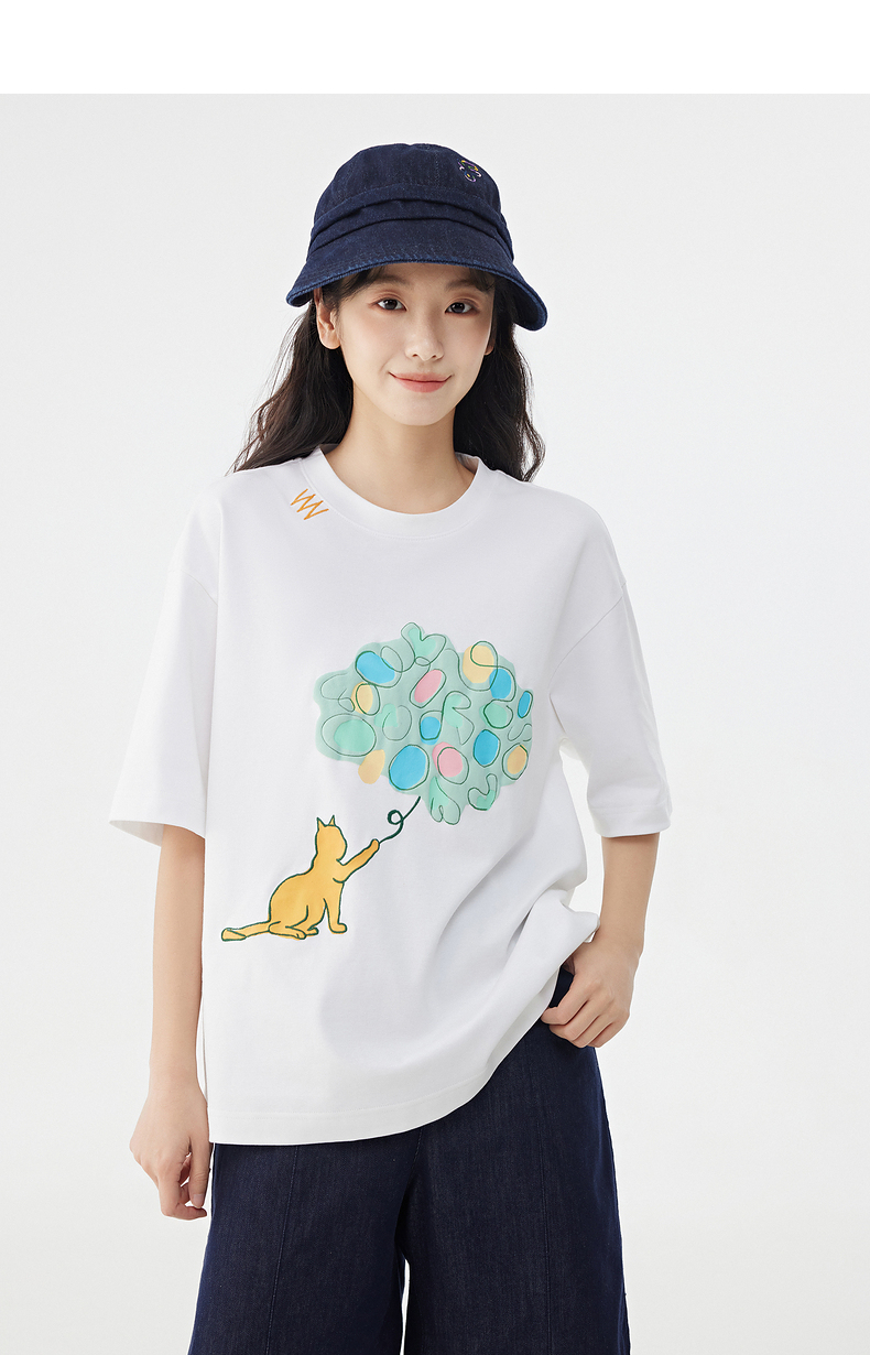 白Tシャツ ねこと風船 ゆったりシルエット