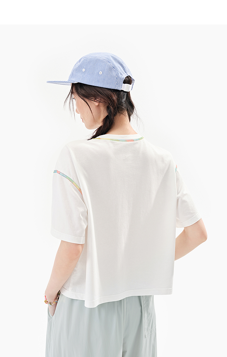 白Tシャツ 虹色ステッチ装飾クルーネック半袖