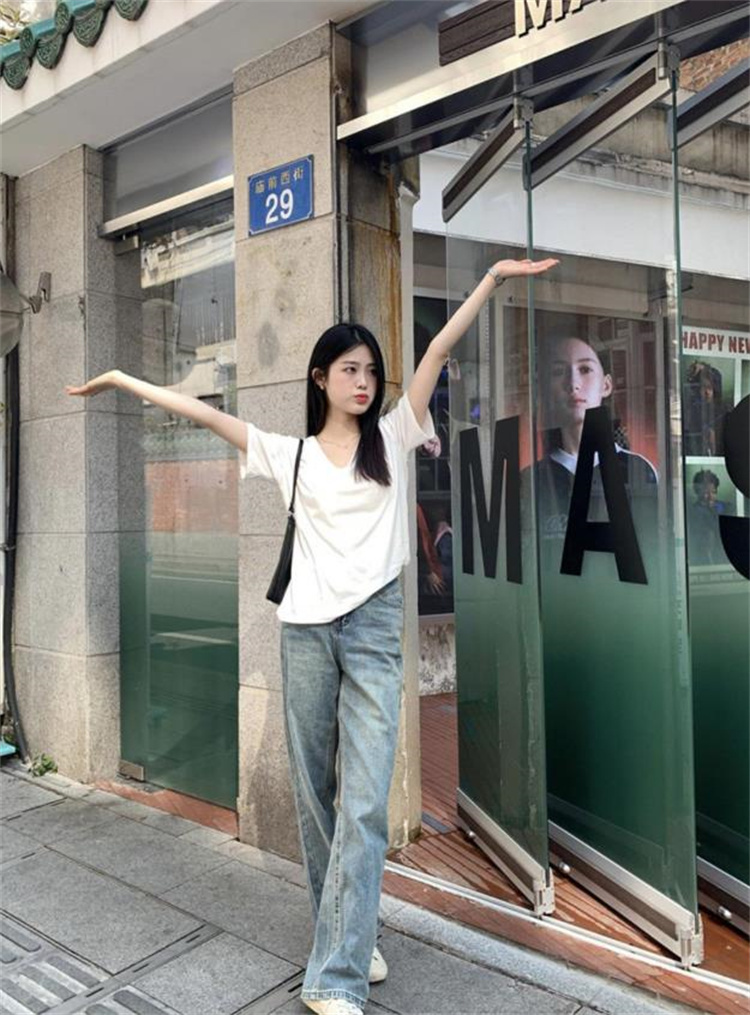 白Tシャツ 大人の魅力引き立つ ゆったり着心地 深V字ネック半袖白シャツ