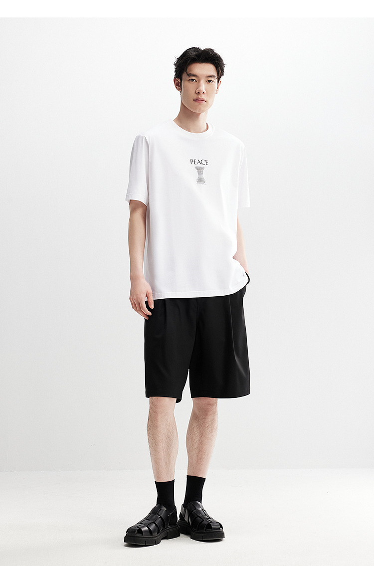 白Tシャツ 胸元アート入り丸首シンプル半袖
