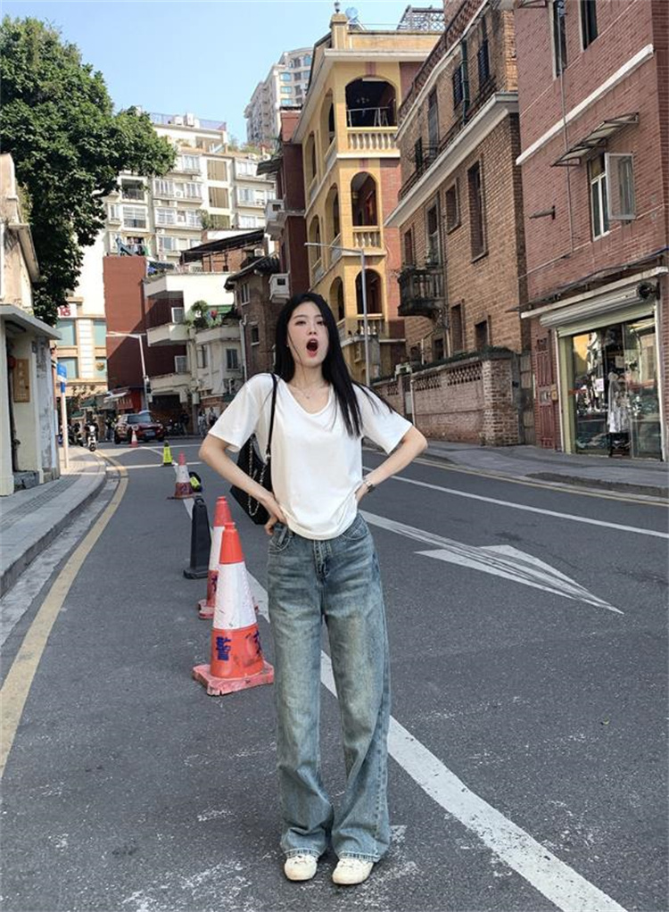 白Tシャツ 大人の魅力引き立つ ゆったり着心地 深V字ネック半袖白シャツ