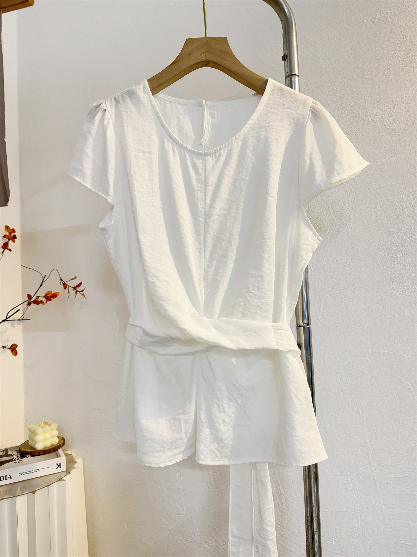 白Tシャツ ウエストマークリネンブラウス
