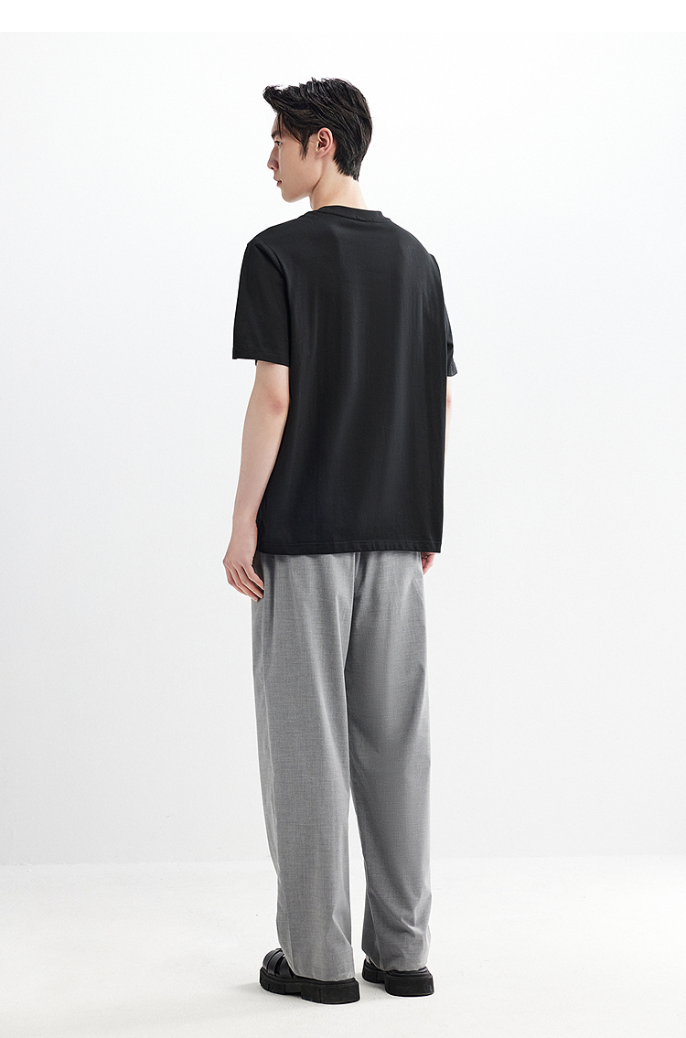 白Tシャツ 胸元アート入り丸首シンプル半袖