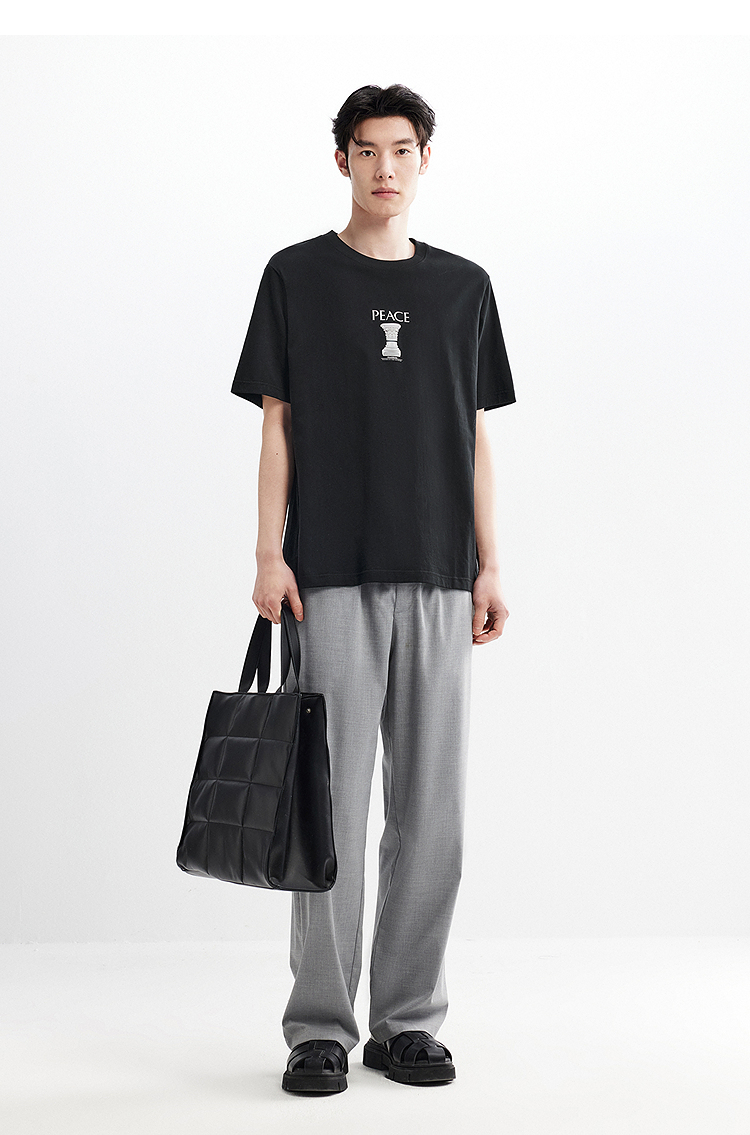 白Tシャツ 胸元アート入り丸首シンプル半袖