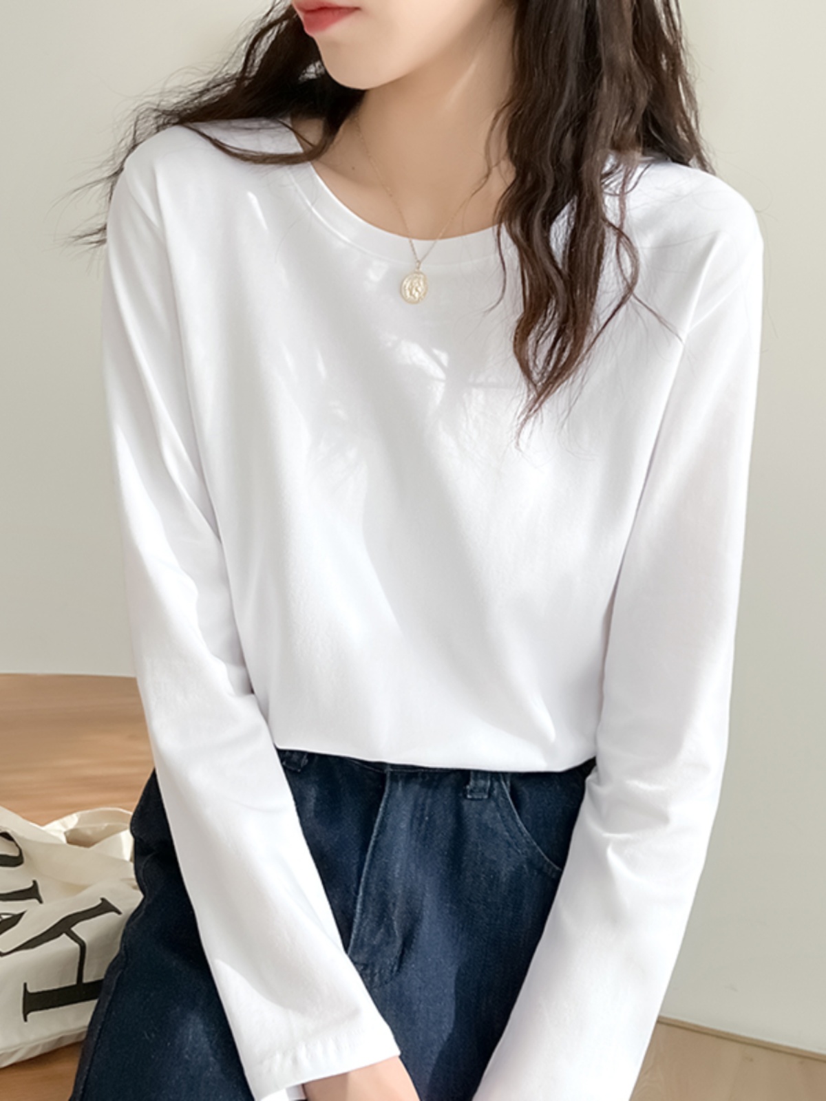 白Tシャツ レディース なめらか長袖クルーネックカットソー