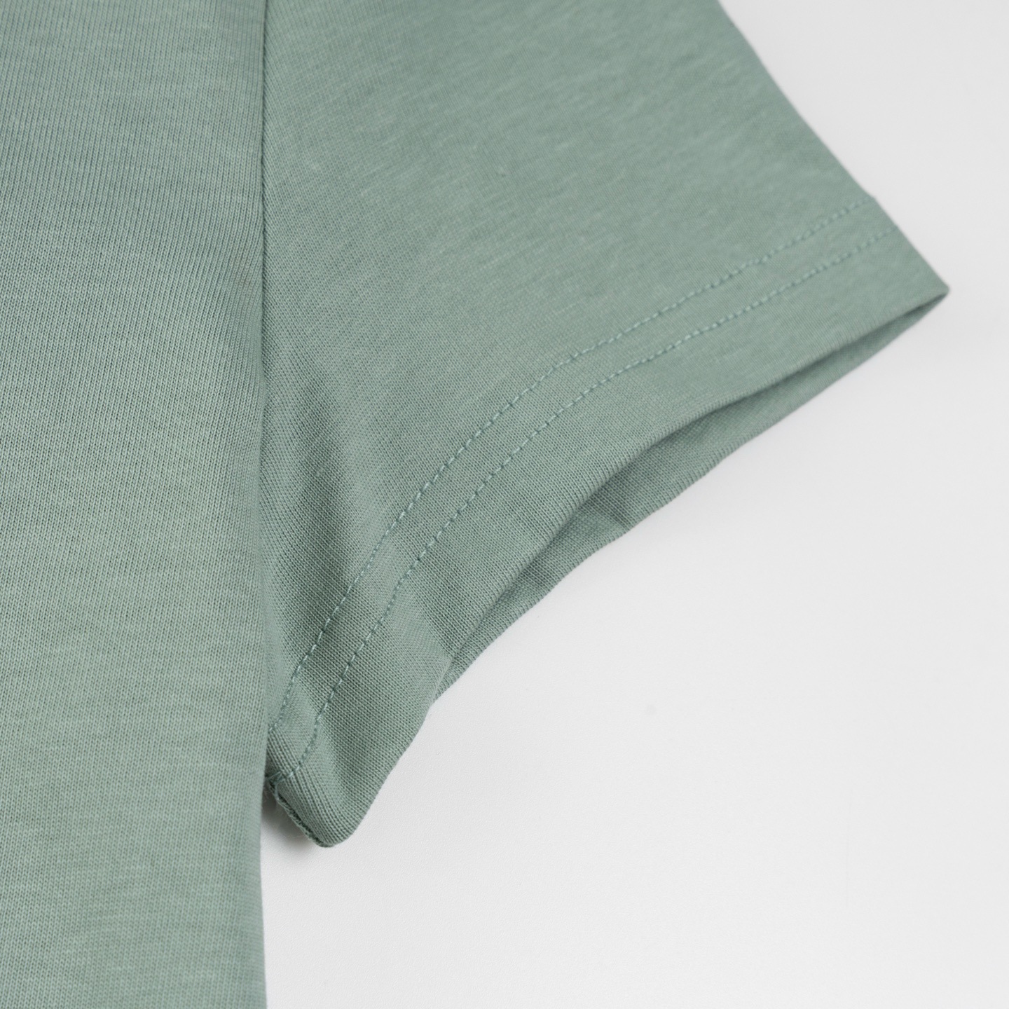 白Tシャツ すっきり着こなせる上質Vネック
