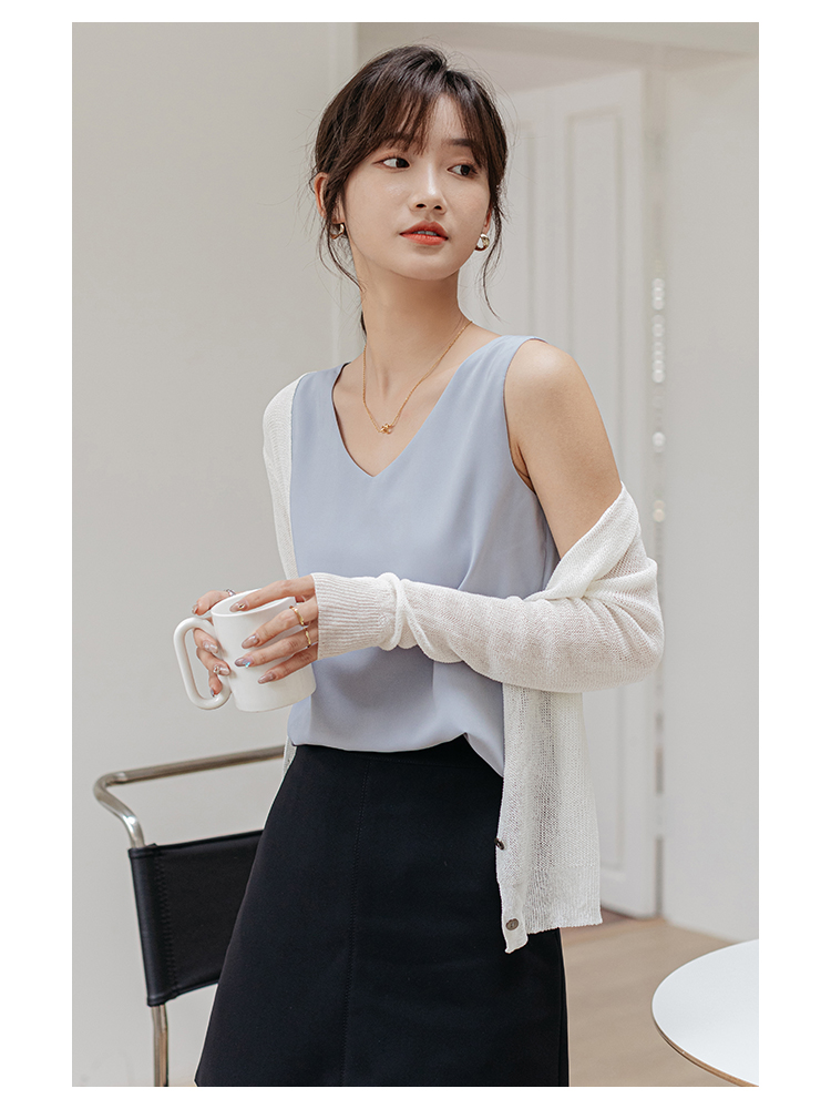 白Tシャツ 優美なVネックノースリーブトップス