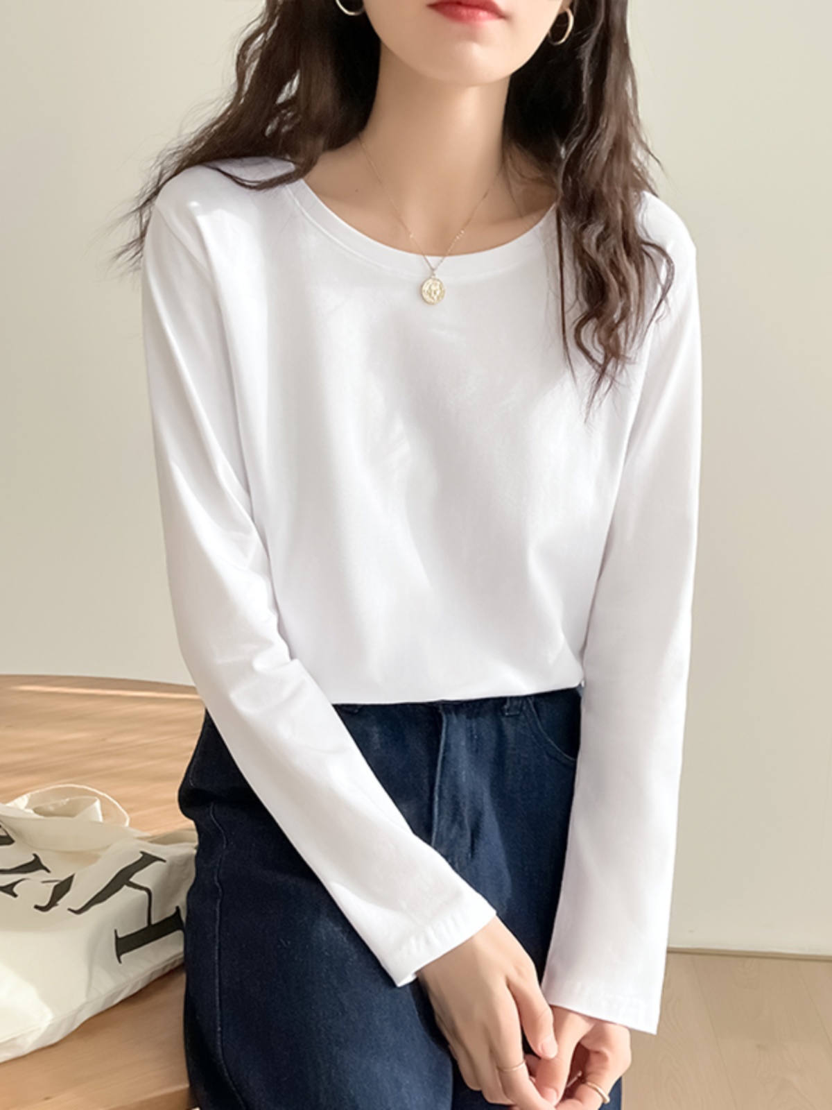 白Tシャツ レディース なめらか長袖クルーネックカットソー