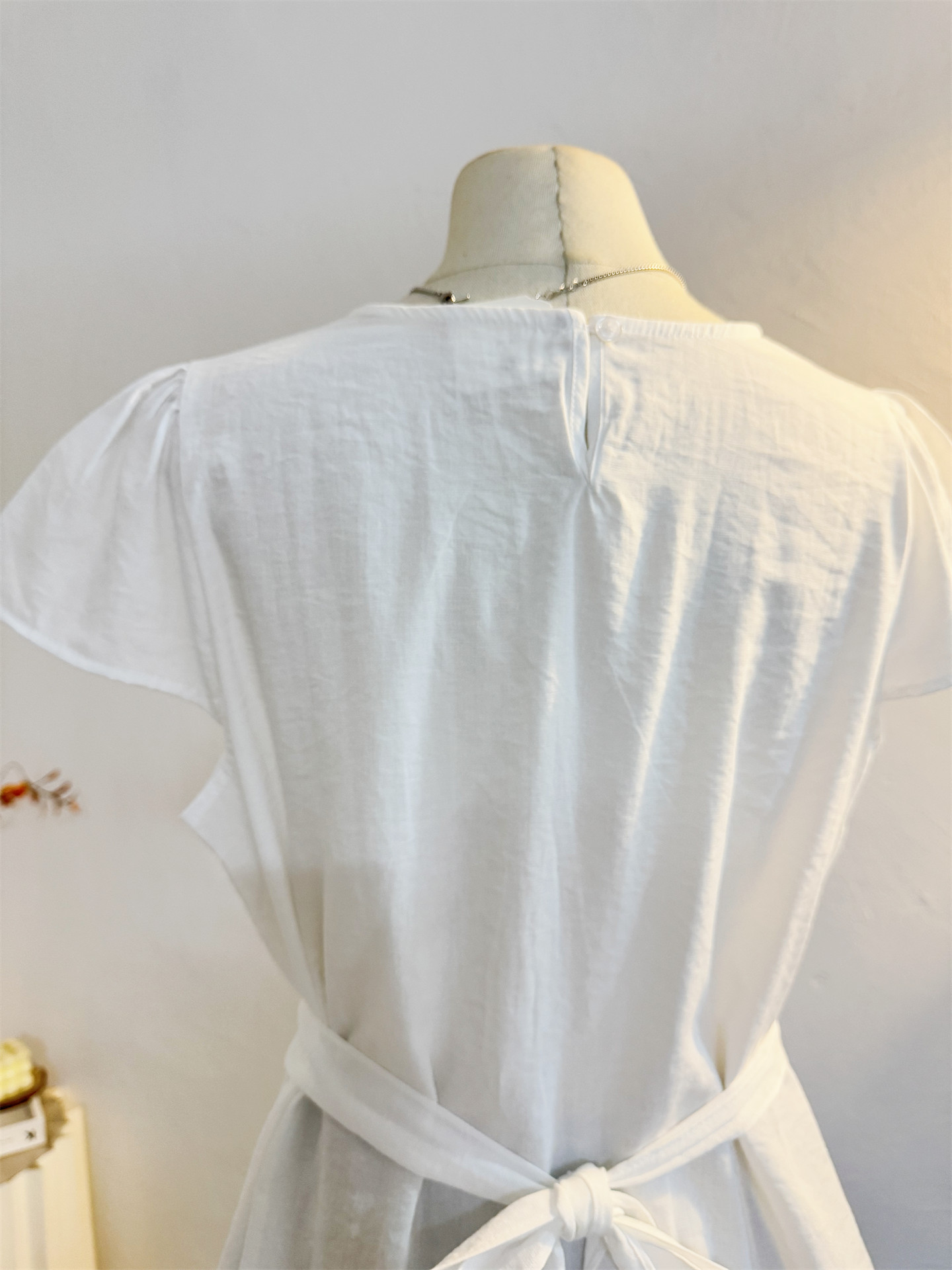 白Tシャツ ウエストマークリネンブラウス