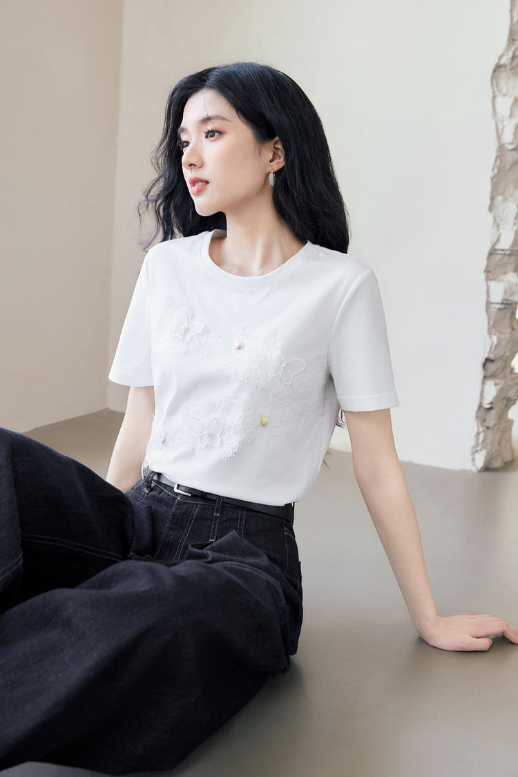 白Tシャツ 蝶々刺繍入り丸首半袖シャツ