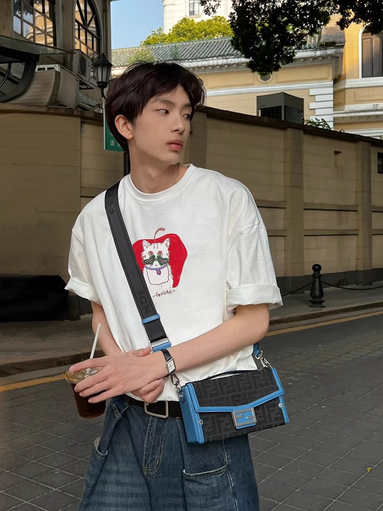 白Tシャツ メンズ 猫と林檎イラスト入りゆったり半袖