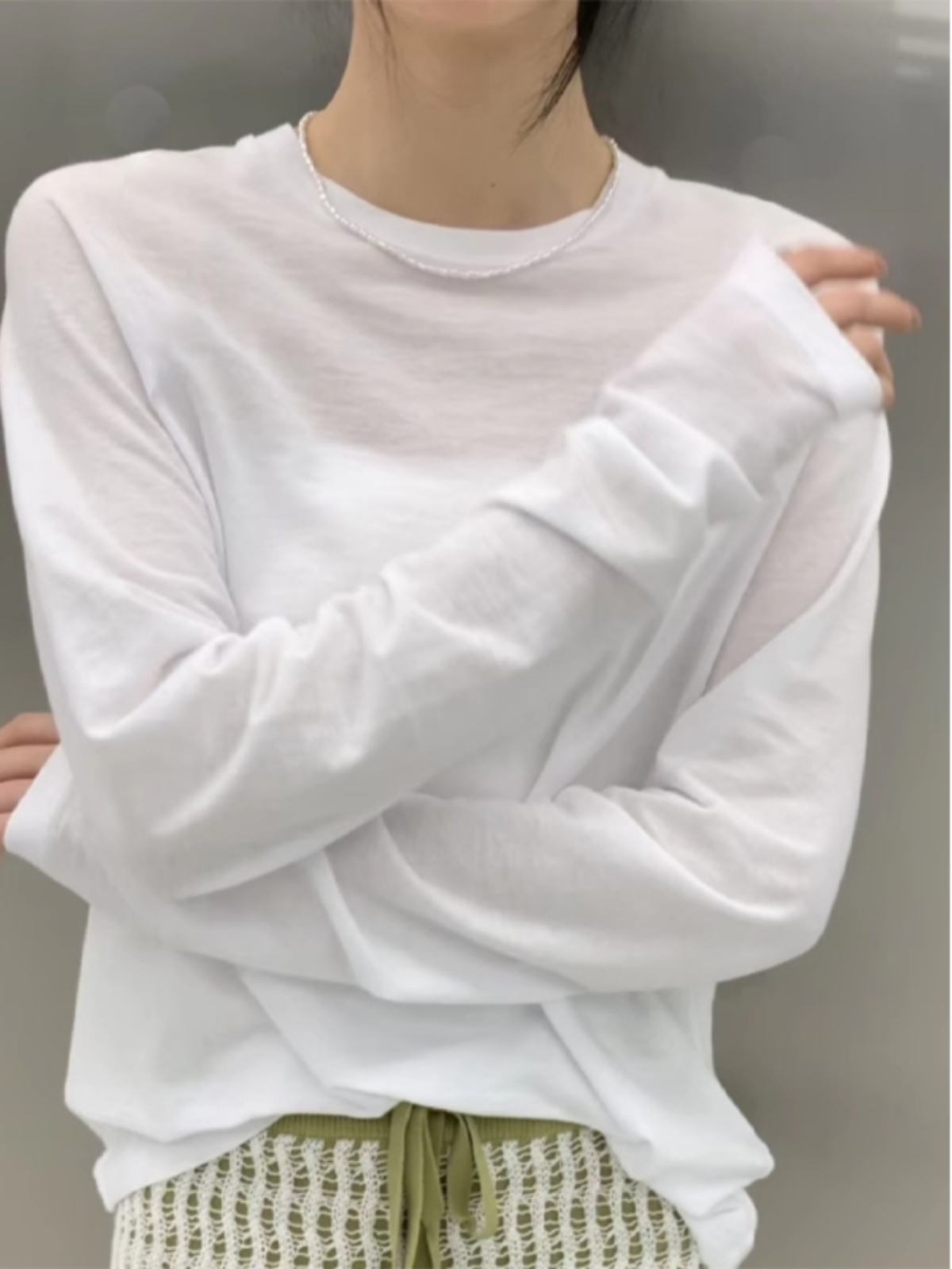 白い長袖tシャツでシンプルに魅せる！毎日のコーデに役立つおすすめ白Tシャツ5選