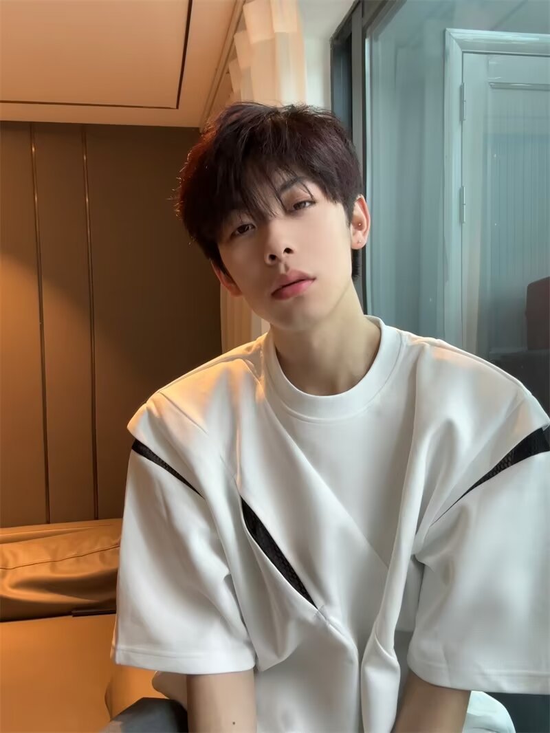 白Tシャツ メンズ斜線デザイン切替ゆったり半袖丸首シャツ