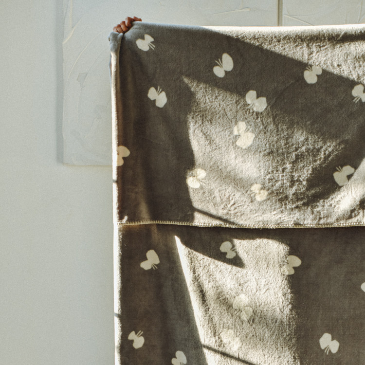 ふんわり蝶々模様の癒しブランケット