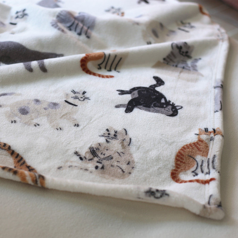 愛らしい猫たち柄のふんわりあったかブランケット