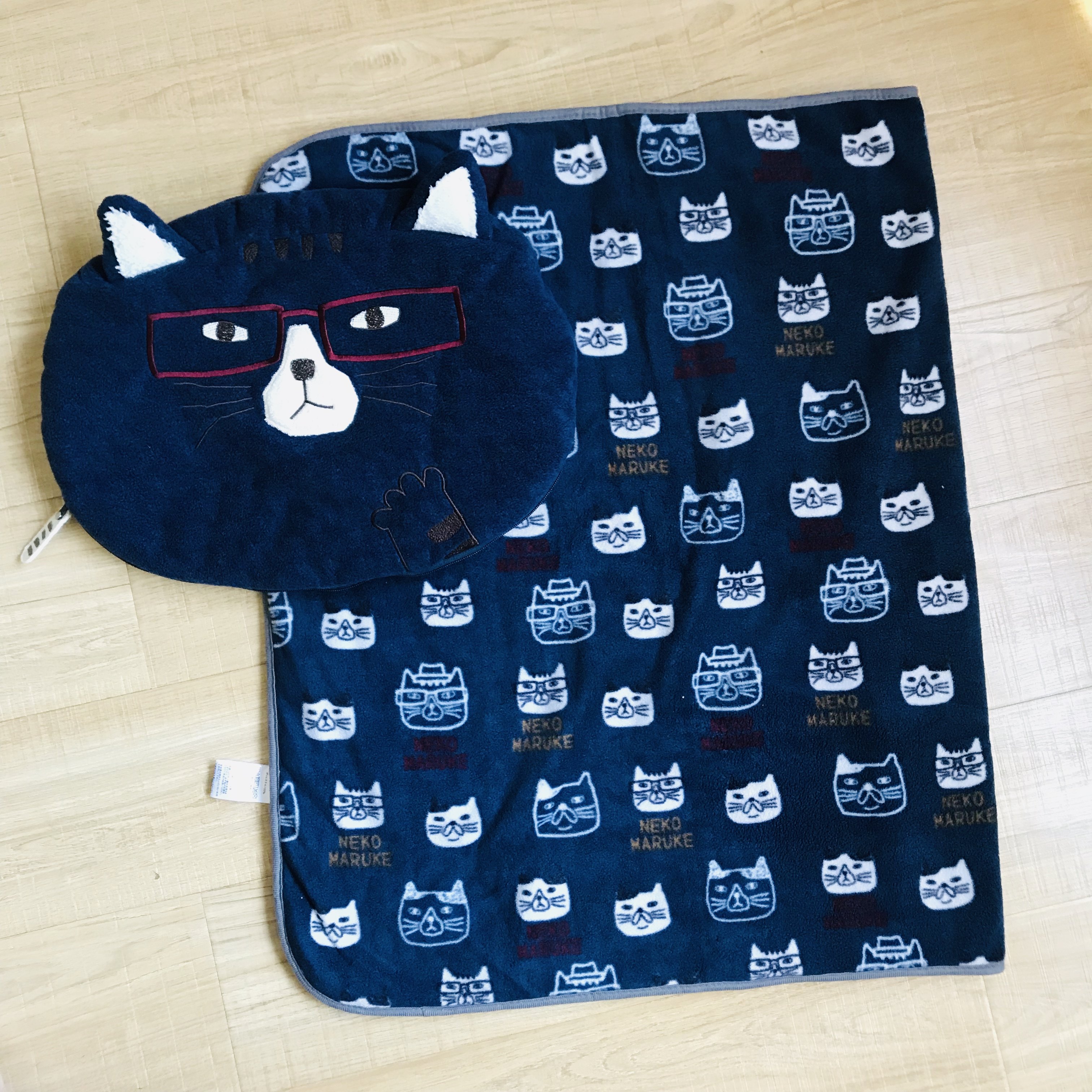 眼鏡猫ちゃんの顔型クッション付きブランケット
