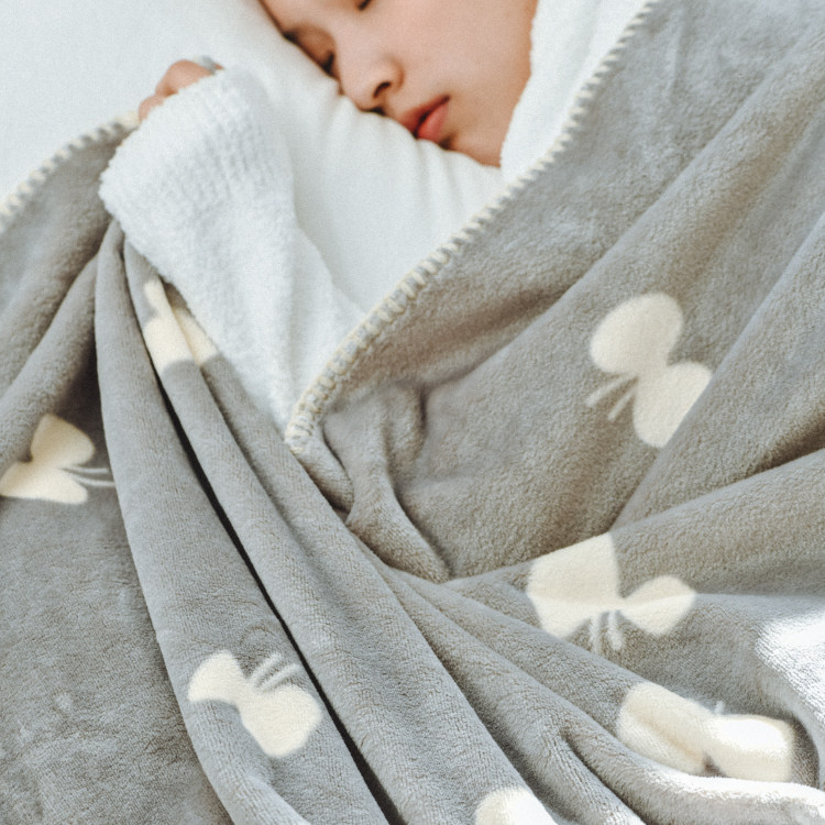 ふんわり蝶々模様の癒しブランケット