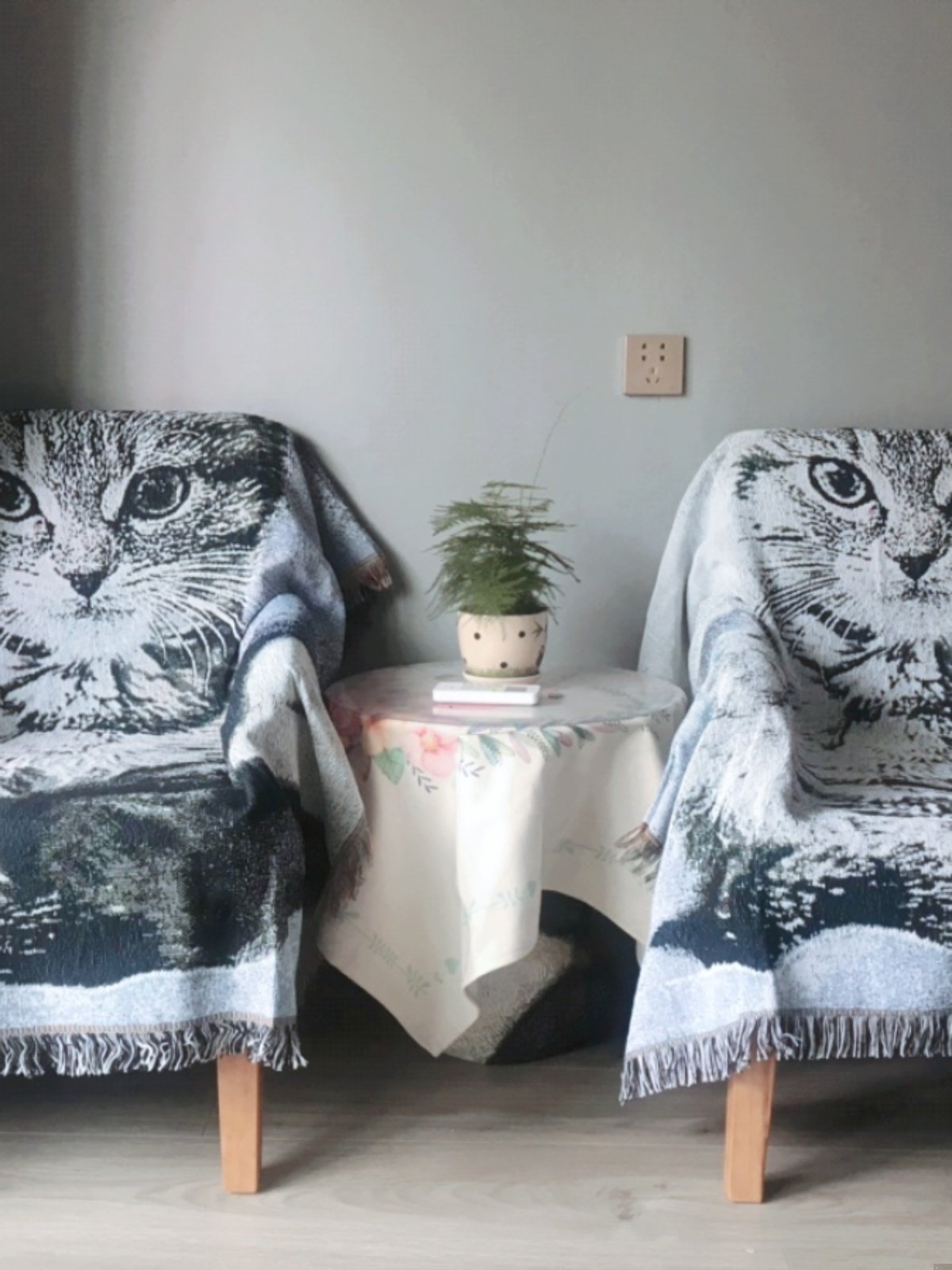 ブランケット 子猫のつぶらな瞳柄フリンジ付きブランケット