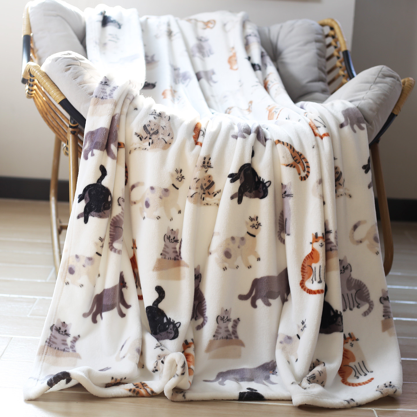 愛らしい猫たち柄のふんわりあったかブランケット