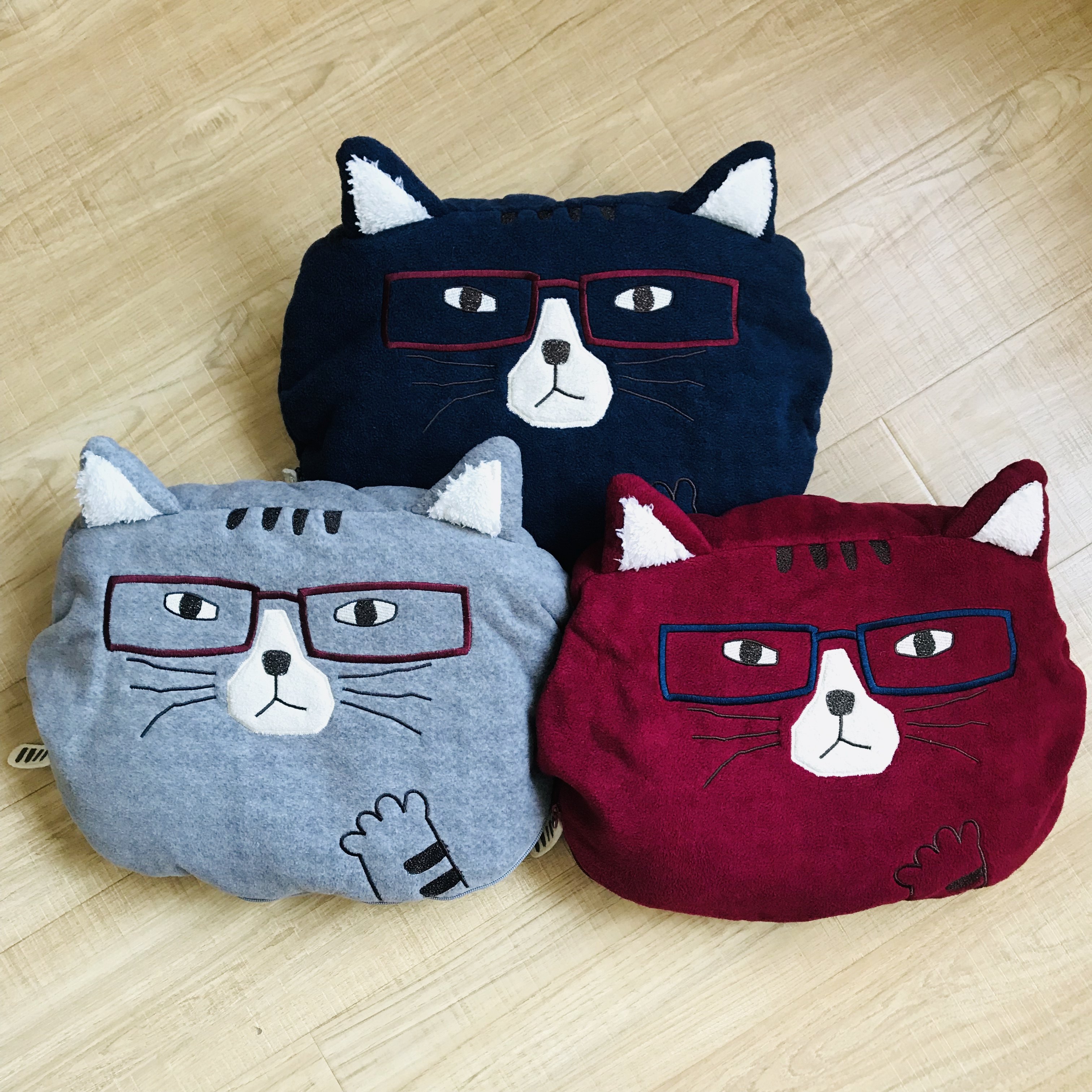 眼鏡猫ちゃんの顔型クッション付きブランケット