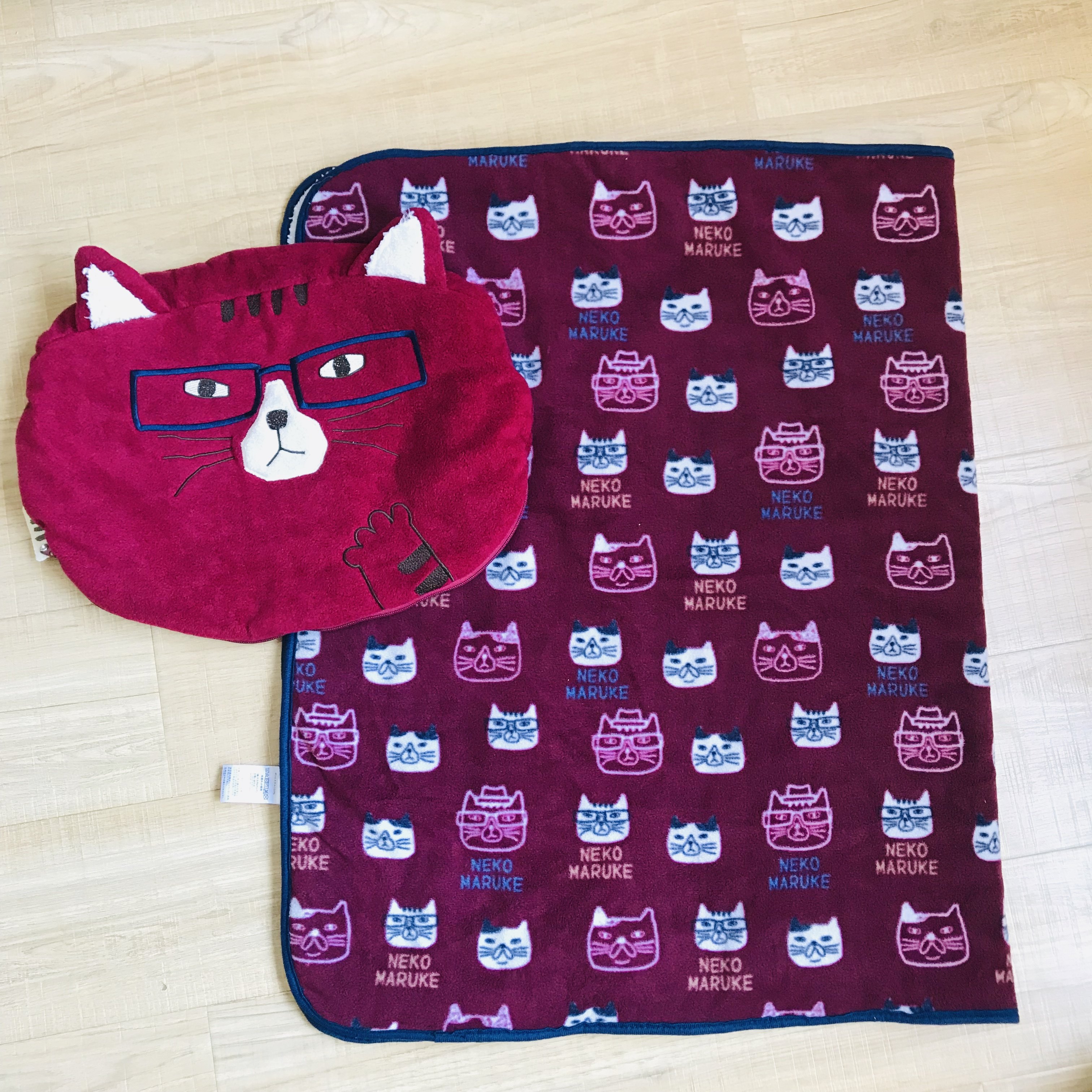 眼鏡猫ちゃんの顔型クッション付きブランケット