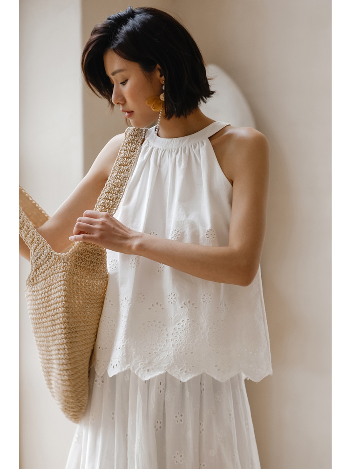 白ブラウス 花刺繍ホルターネックノースリーブ