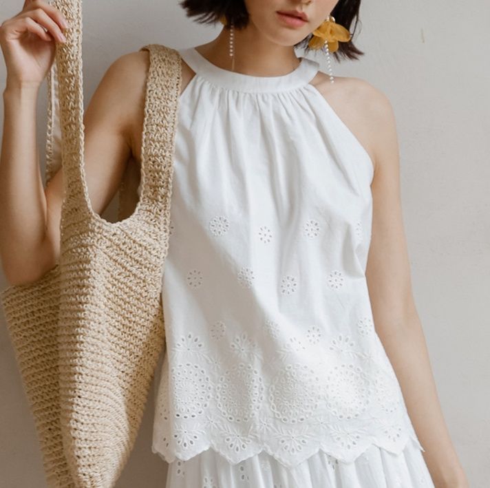 白ブラウス 花刺繍ホルターネックノースリーブ