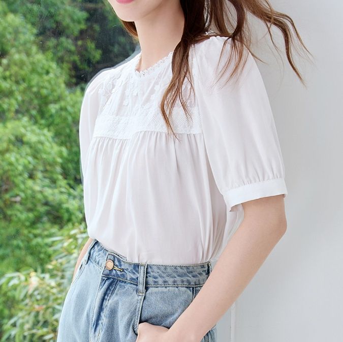 白ブラウス 花レース付き優美フリルブラウス