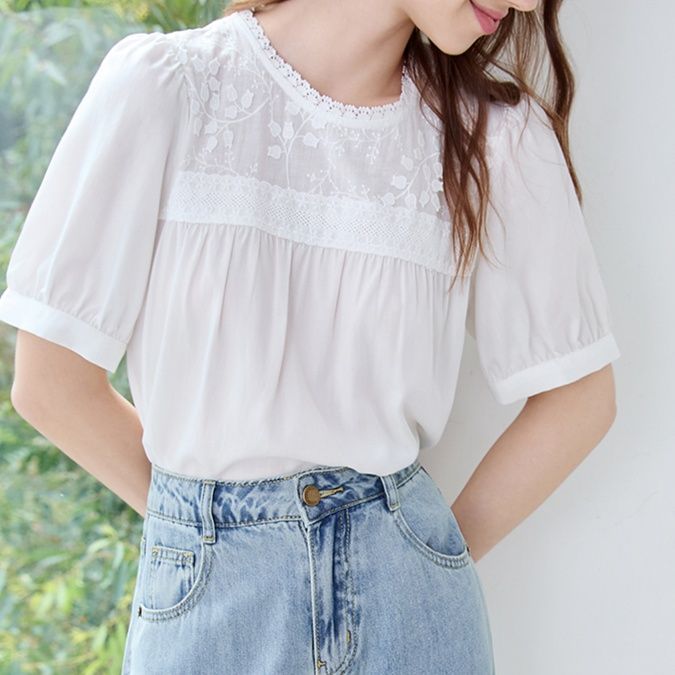 白ブラウス 花レース付き優美フリルブラウス