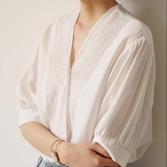 白ブラウス 上品花刺繍ブラウス