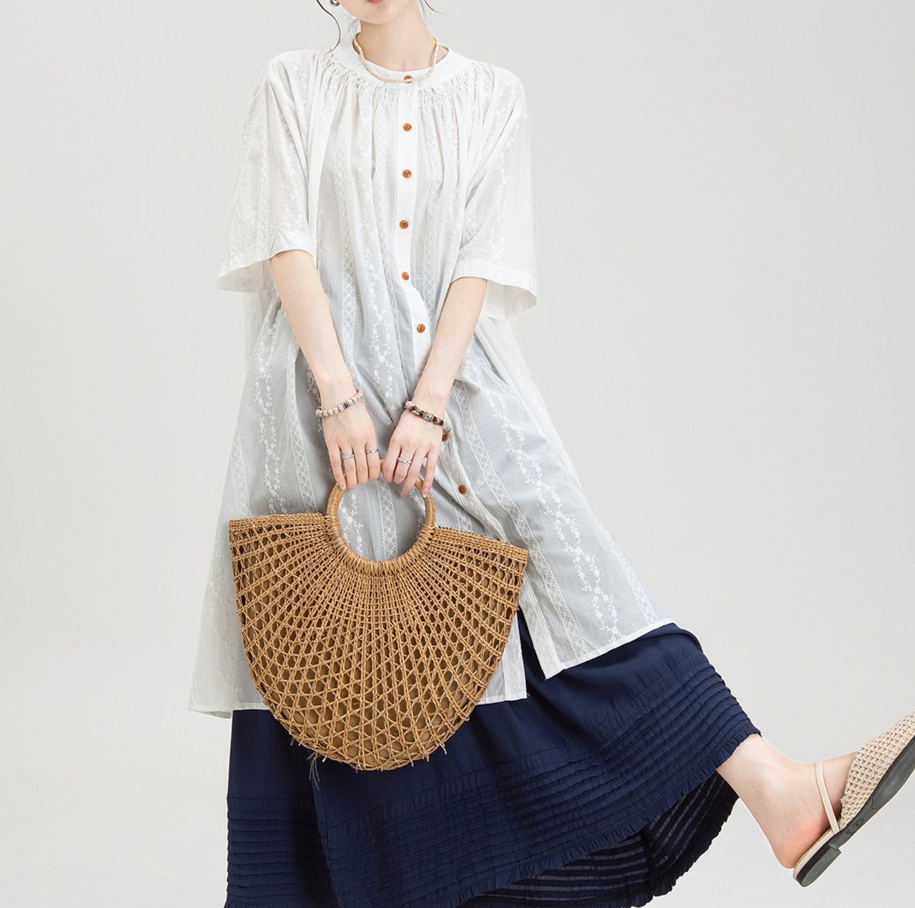 白ブラウス ギャザーフレア刺繍ロングブラウス