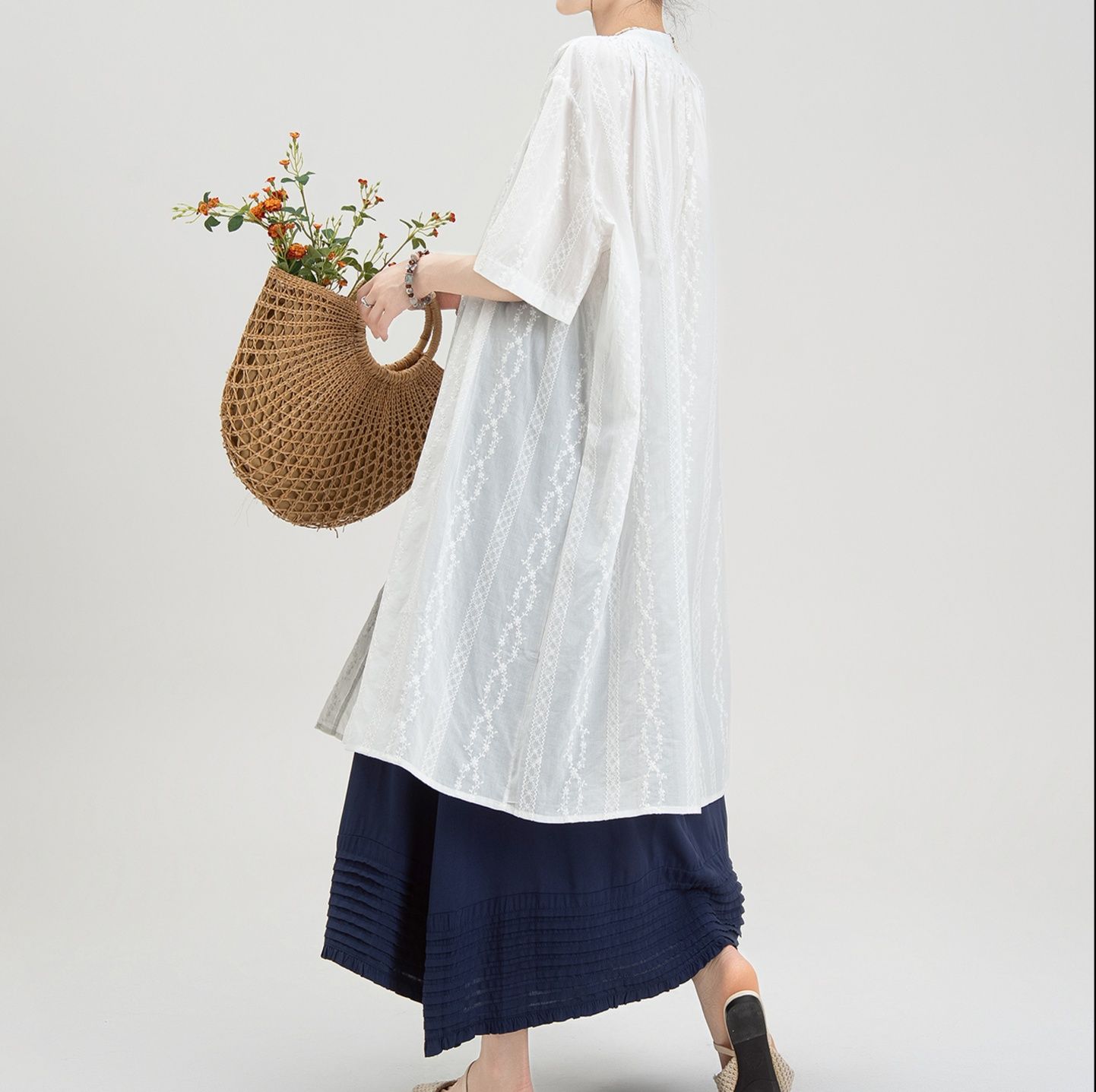 白ブラウス ギャザーフレア刺繍ロングブラウス