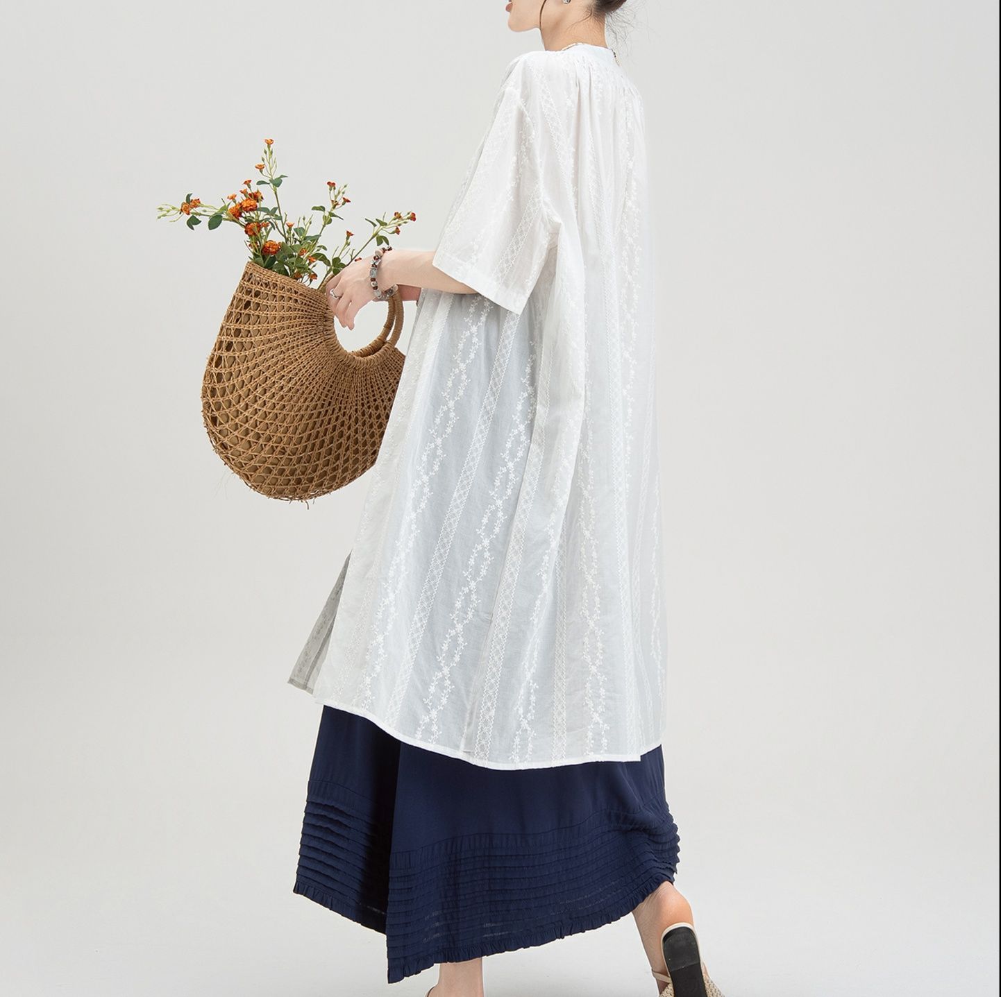 白ブラウス ギャザーフレア刺繍ロングブラウス
