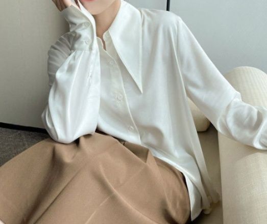白ブラウス とろみ素材の長袖シャツ 上品な光沢感