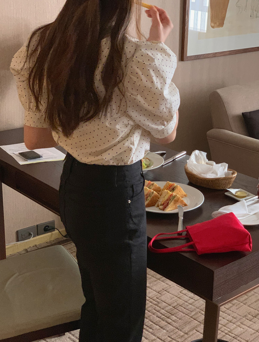 https://fulmo-img-server.com/blousy/20b3200d-aaa7-479c-ae29-371bf55c2e67.jpg