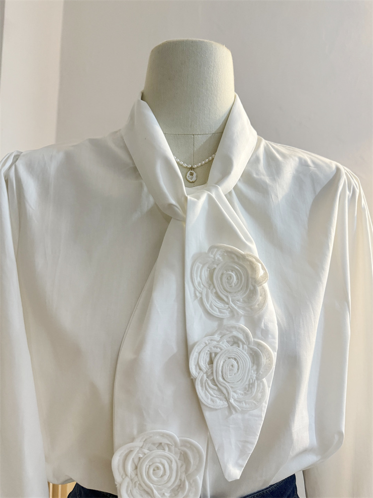 白ブラウス 花モチーフ刺繍リボン付きブラウス