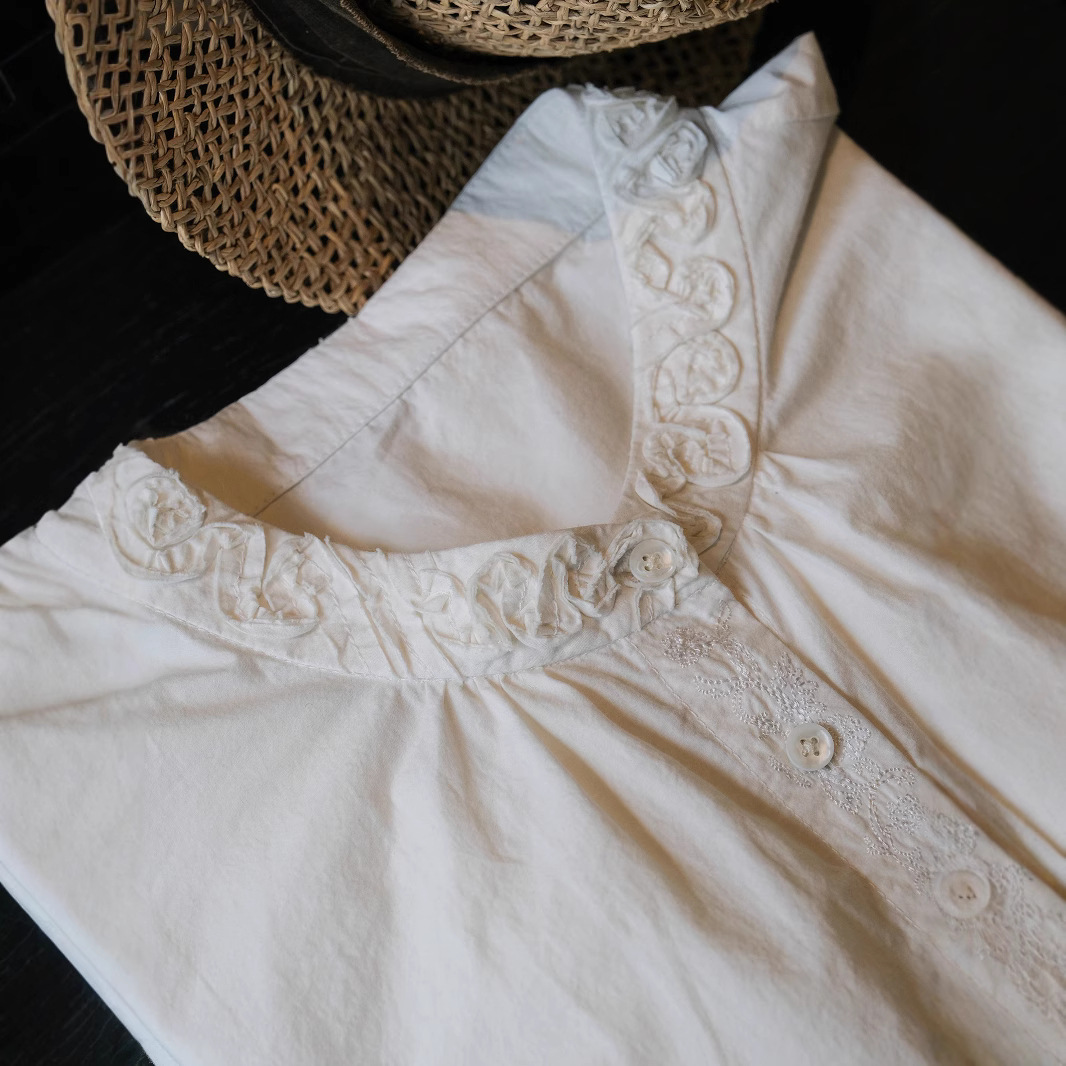 白ブラウス 花刺繍スタンドカラーブラウス
