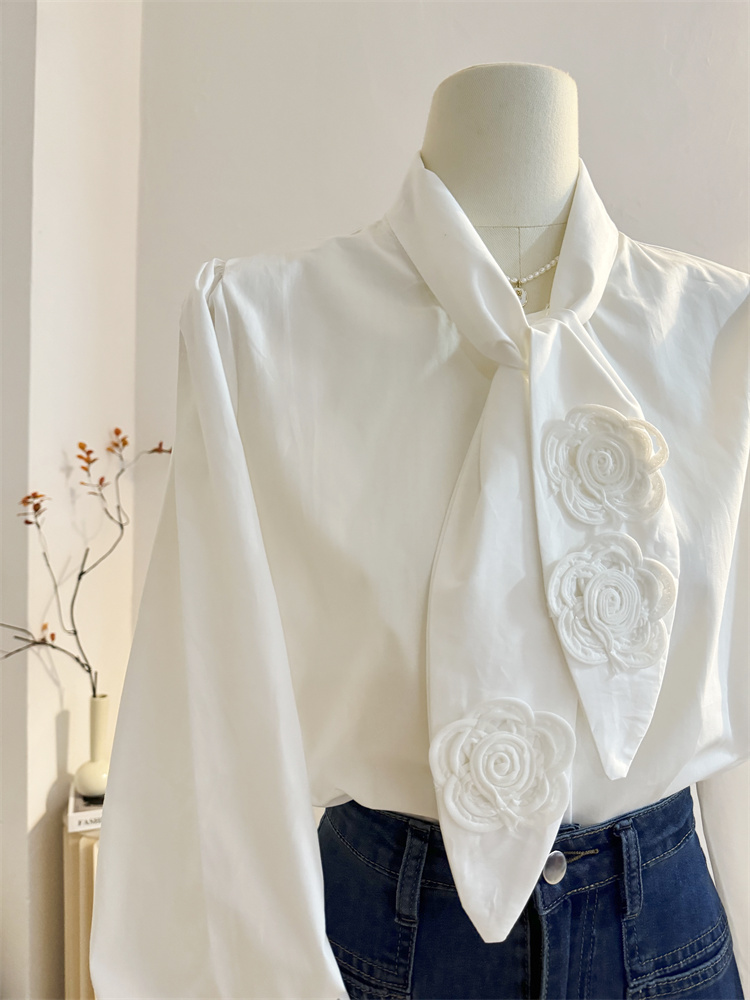 白ブラウス 花モチーフ刺繍リボン付きブラウス