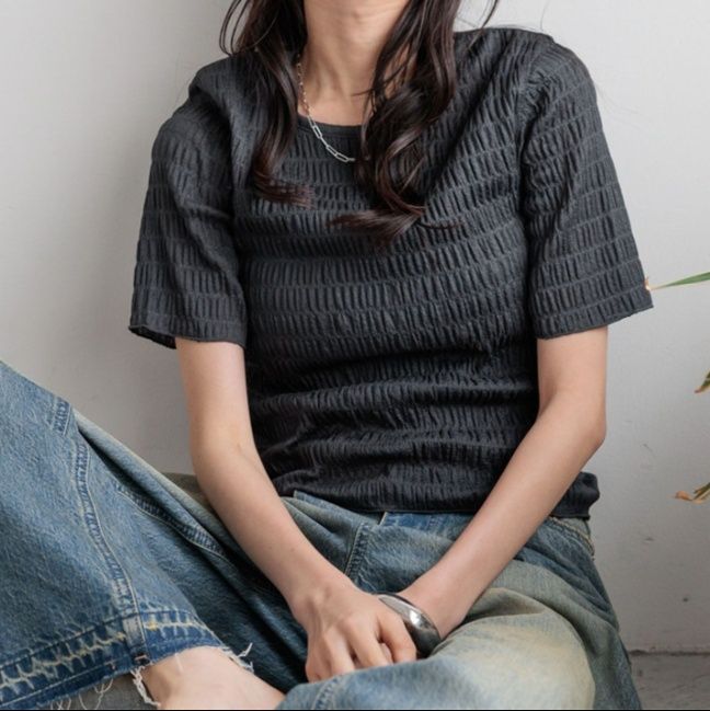 Tシャツ　立体模様のシャーリングトップス（ブルベ夏向け・ブルベ冬向け）