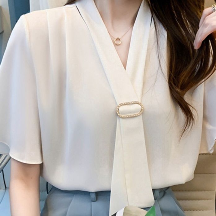 イエベ服　上品フレア袖 ブローチ付きシャツブラウス（イエベ春向け・イエベ秋向け）