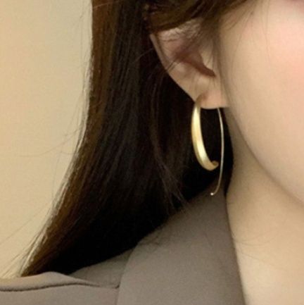 洗練された大ぶりフープピアス 韓国風アクセサリー