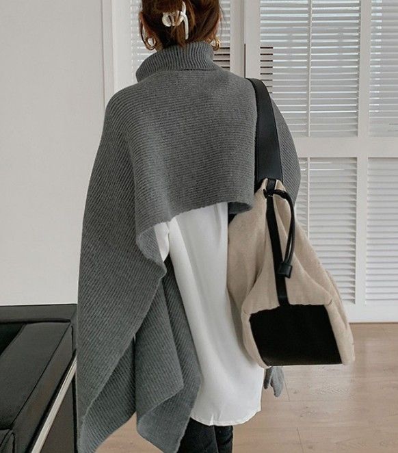 ブルベ夏/ブルベ冬服　タートルネック風ケープ型ニット