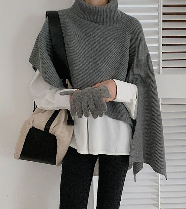 ブルベ夏/ブルベ冬服　タートルネック風ケープ型ニット