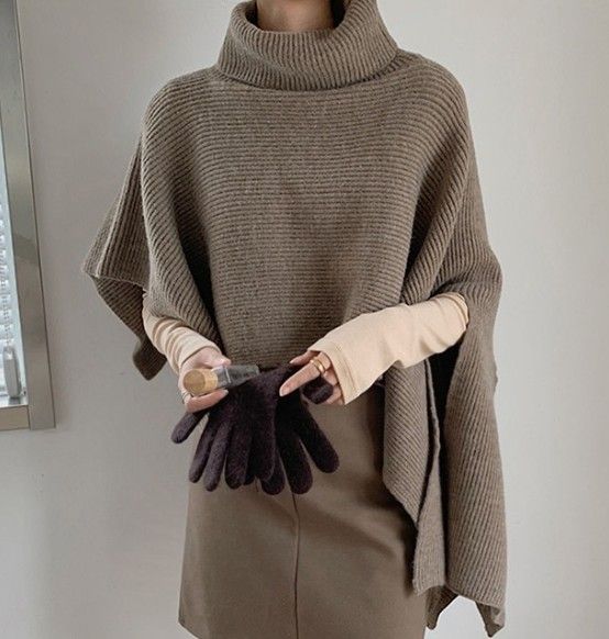 ブルベ夏/ブルベ冬服　タートルネック風ケープ型ニット