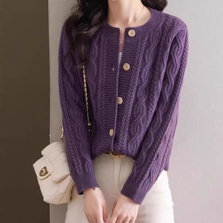 ブルベ夏/ブルベ冬　編み込み模様丸首ボタン留めカーディガン