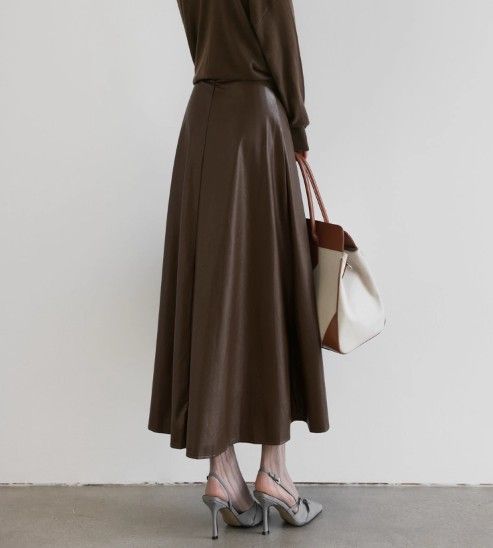ブルベ冬服　上品な光沢感のある合成皮革風フレアロングスカート